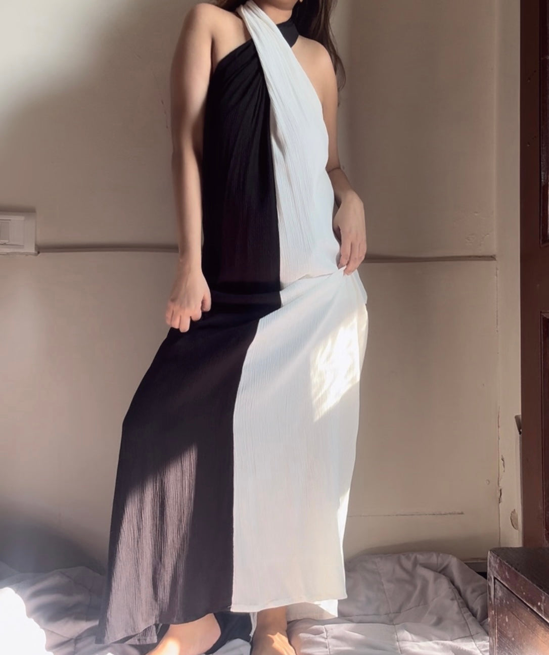 The Poseidon Maxi : Black And White
