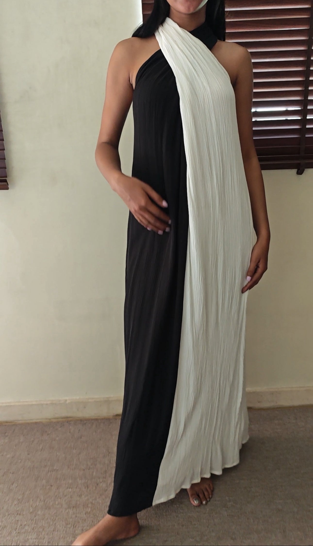 The Poseidon Maxi : Black And White