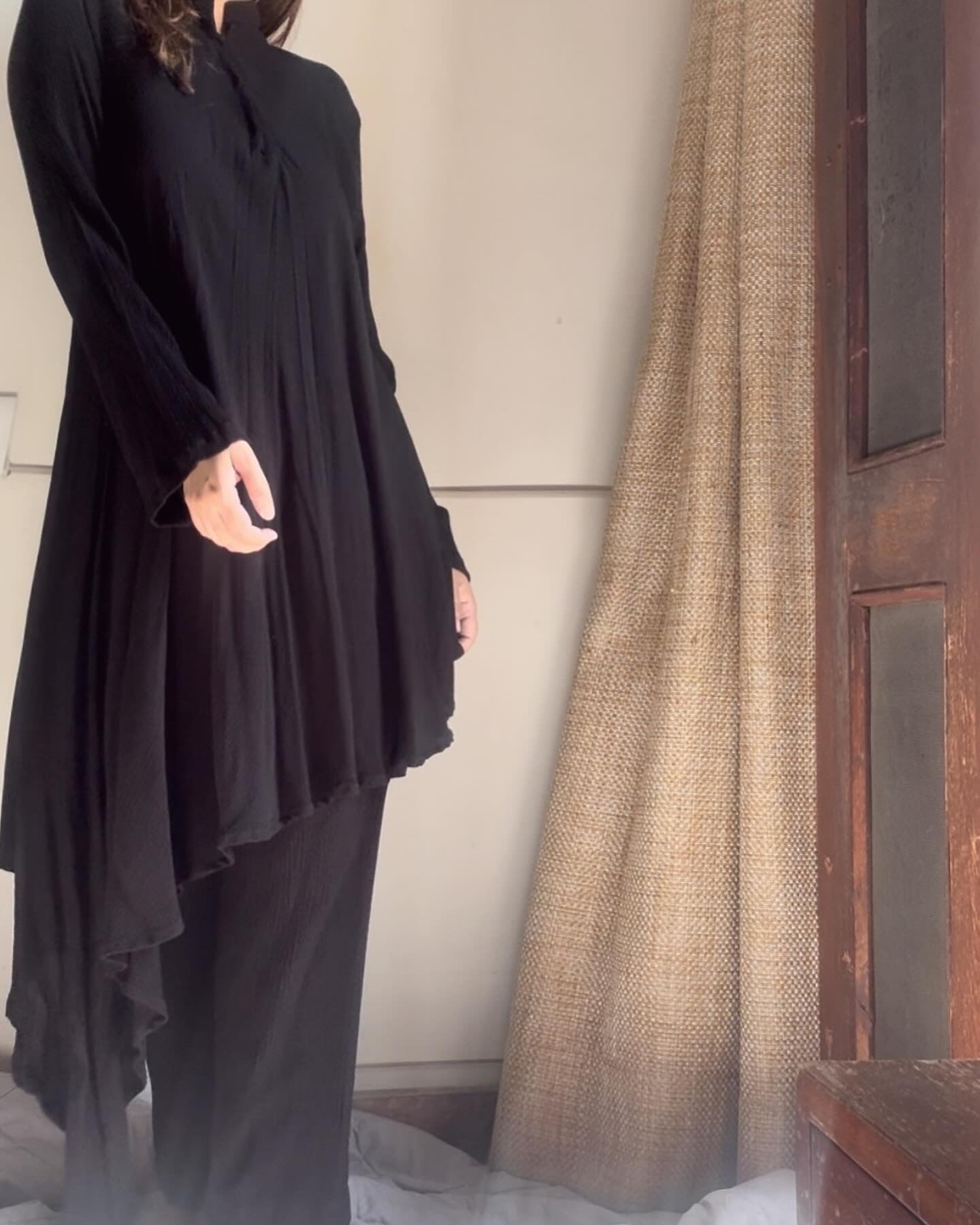 The Cora With Sleeves : Black