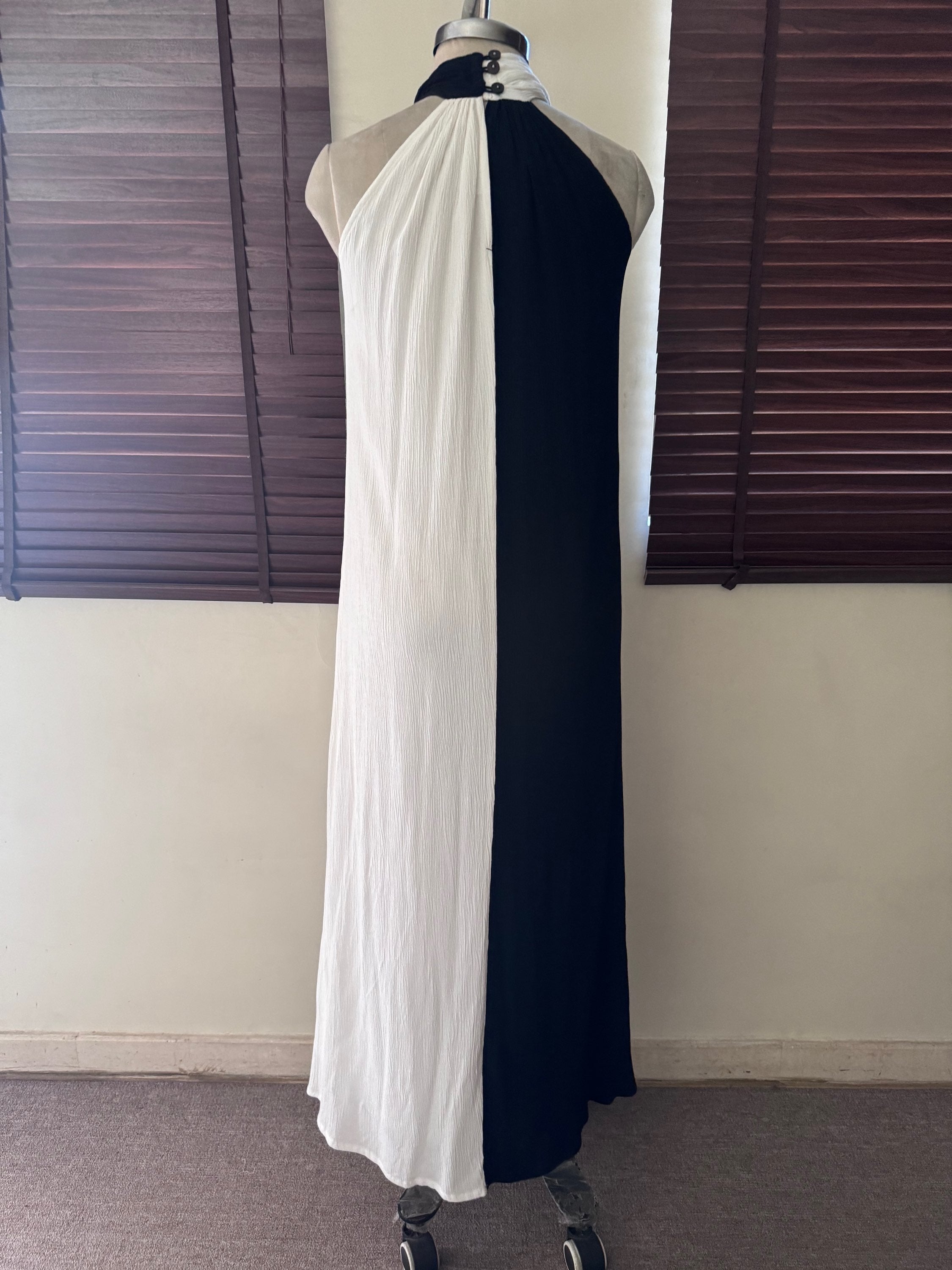 The  Poseidon Maxi : Black And White